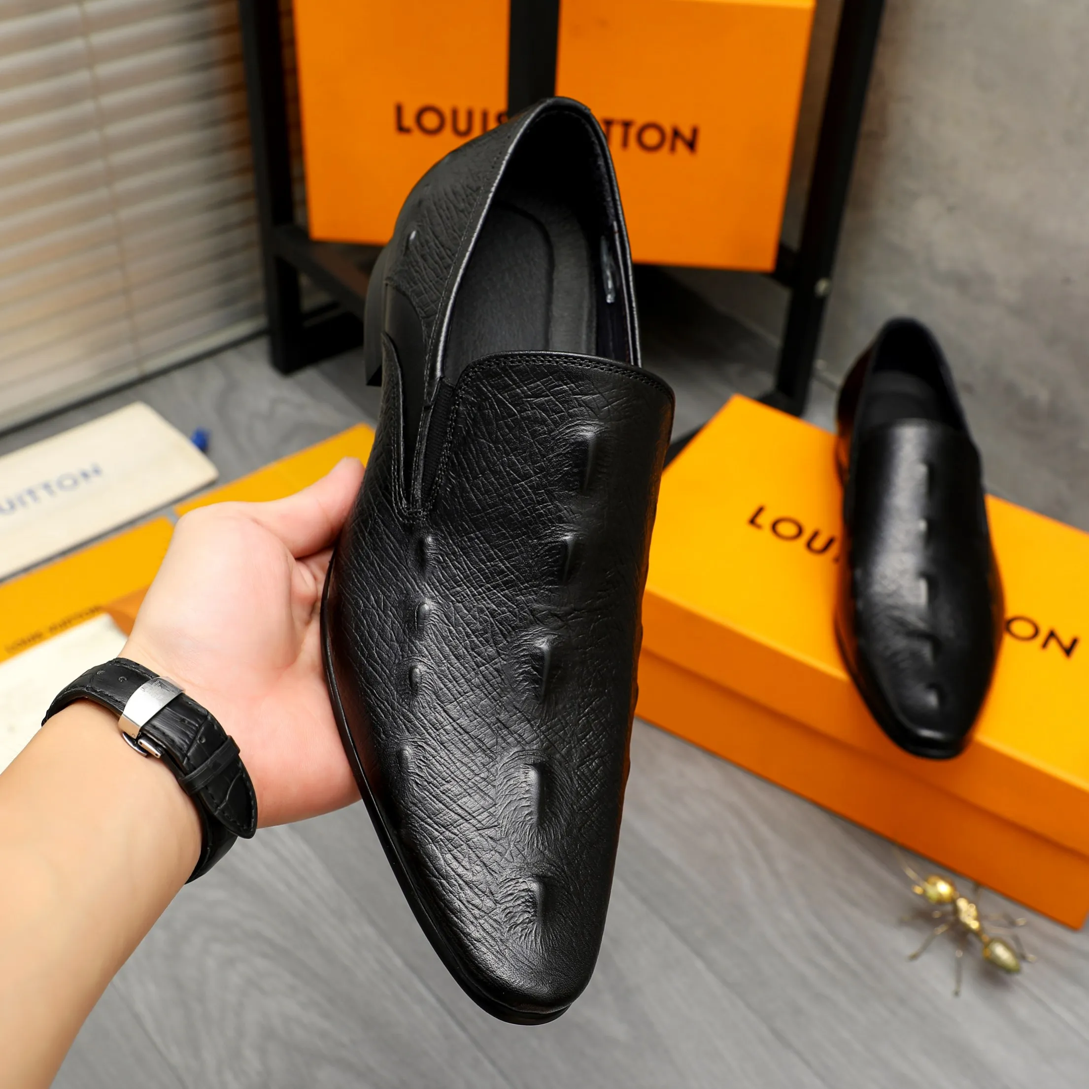 Men's shoes 💰500 Product trademark: LV "Louis Vuitton" business casual slip-on leather shoes Regular size: 37-46 Product material: Selected high-quality embossed cowhide upper, pigskin lining, rubber outsole